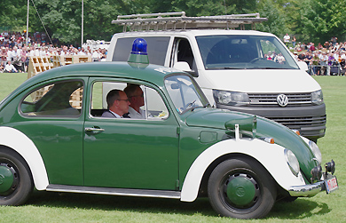 Innenminister Beuth wird im historischen VW Käfer der Polizei ins Stadtion gefahren - anlässlich der Polizeishow auf dem Hessentag in Bad Hersfeld