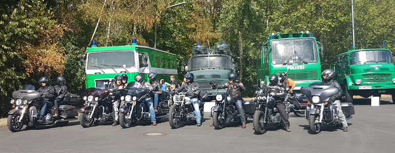Einige der Mitglieder des Harley-Owners Group - Chapter Fulda-Rhön vor den historischen Polizeioldtimern