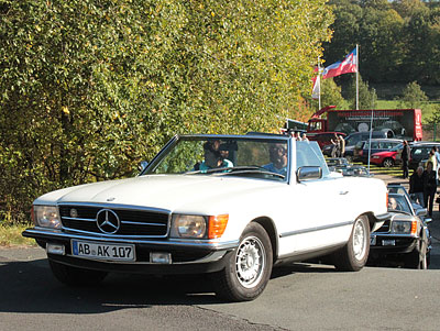 Einfahrt der Fahrzeuge des Mercedes-Marken-Clubs R/C 107 SL