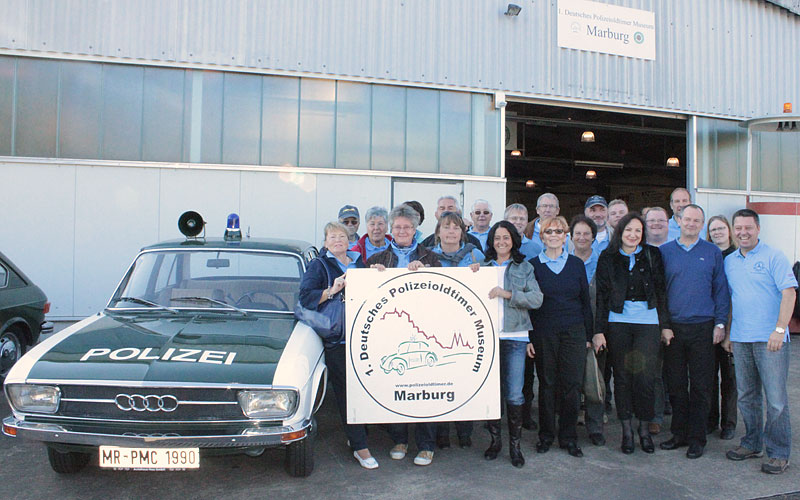 Einige der Mitglieder des Mercedes-Marken-Clubs R/C 107 SL stellten sich zum Erinnerungsbild auf