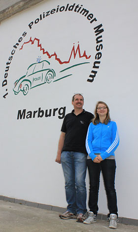 Hans-Peter und Tochter Lisa vor dem von ihnen angebrachten Museumslogo am Vereinsheimes