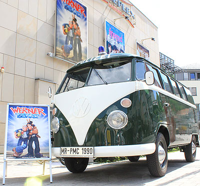 Der VW T1 vor Marburger Kino mit dem entsprechenden Plakat zum Film