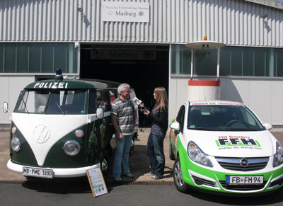 Interview fr den Sender FFH - unser Kinostar, der VW-Bulli neben den FFH-Fahrzeug - vor der Museumshalle