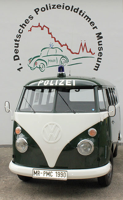 Unser ausgestellter Polizei-Bulli zum Werner-Film "Eiskalt" - vor dem Museumslogo 