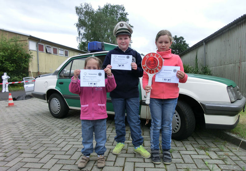 Kinder mit ihren eigenen Fingerabdrücken - eine Aktion im Polizeioldtimer Museum Marburg