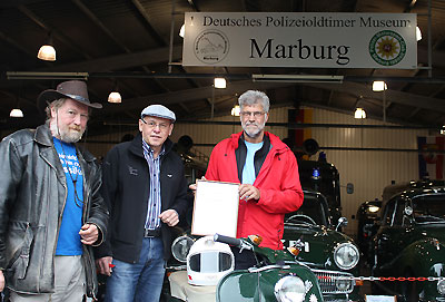 Auch der Vorbesitzer der Zündapp Bella kam zur Vorstellung der neuen Polizei-Bella, v.l. Gerhard Bartmus, Werner Tuchbreiter und Werner Söffker in einer der Museumhallen des 1. Deutschen Polizeioldtimer Museums in Marburg