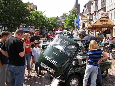 Rolling-Oldies: Polizei BMW-Isetta auf dem Obermarkt in Frankenberg