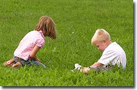 spielende Kinder im Gras