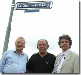 v. l. Dr. Reinfried Pohl, Vorisitzender Hans-Heinrich Menche und Bürgermeister Dr. Franz Kahle vor dem Straßenschild "Dr. Reinfried Pohl Platz"