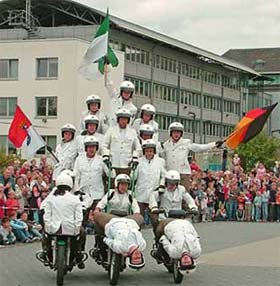 Kradstaffel des Polizei-Motorsport-Club Marburg bei einem der Auftritte