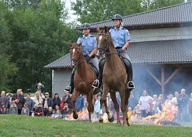 Die zwei Reiterinnen der Polizeireiterstaffel Hessen beim Ritt durchs Feuer
