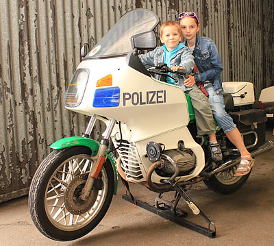 Polizeimotorrad als begehrtes Fotoobjekt