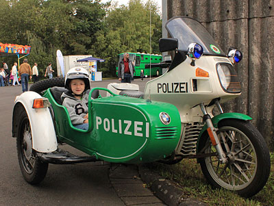 Der erste Gast im Polizei-Beiwagenmotorrad hat sich seinen Platz gesichert....