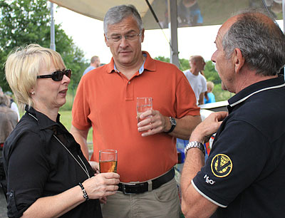 Kriminaldirektor Stelzenbach mit Frau im Gesprch mit dem Vorsitzenden Hans-Heinrich Menche