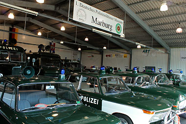 Eine Museumshalle des Polizeioldtimer Museums Marburg
