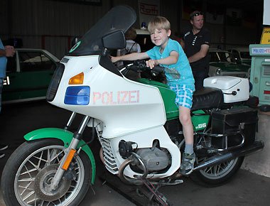 Ein Polizeimotorrad der Marke BMW R 65 als Foto-Objekt