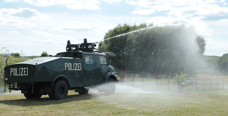 Wasserwerfereinsatz im Polizeioldtimer Museum Marburg