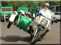 Polizeimotorrad mit Beiwagen in Aktion