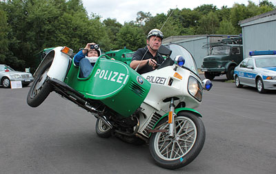 Das Polizei-Beiwagenmotorrad drehte schon früh seine Runden