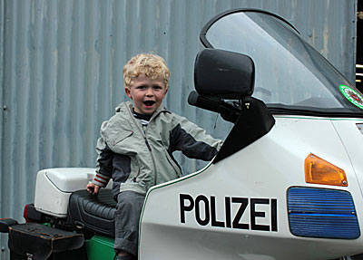 Eine einmalige Chance, ein Polizeimotorrad der Marke BMW R 65 diente als Foto-Objekt - das macht Spaß, wie man sieht