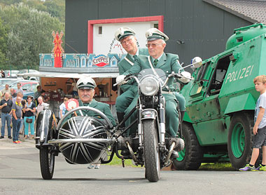 Einige ehemalige Frankenberger Polizisten in historischen Polizeiuniformen waren eigens mit ihrem historischen Polizeimotorrad mit Beiwagen nach Marburg ins Museum gekommen