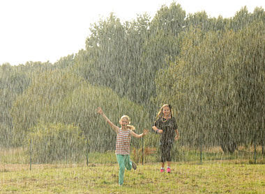 Die Kinder freuten sich im Vorjahr kurzzeitig über die Abkühlung durch den Wasserwerfer