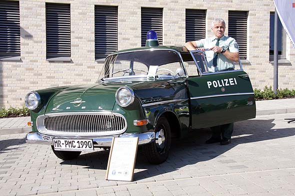 Eberhard Dersch neben dem Polizei Opel P1
