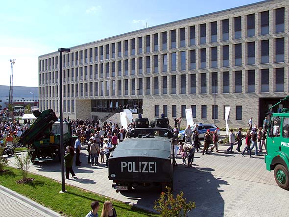 Polizeifahrzeugausstellung im Innenhof des Polizeiprsidiums Mittelhessen