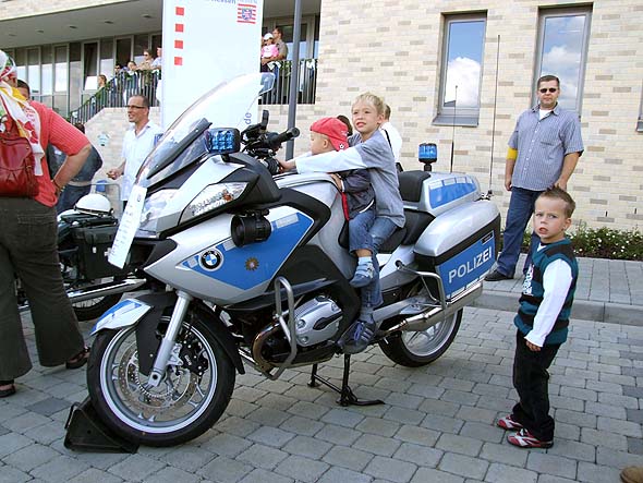die neue Polizei-BMW mit Kindern