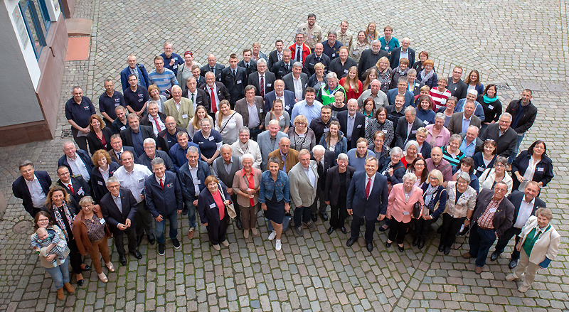 Alle mit der Ehrenamtscard Geehrten fanden sich abschließend zu einem Gruppenbild vor dem Marburger Rathaus zusammen (Bild: Patricia Grähling, Stadt Marburg)