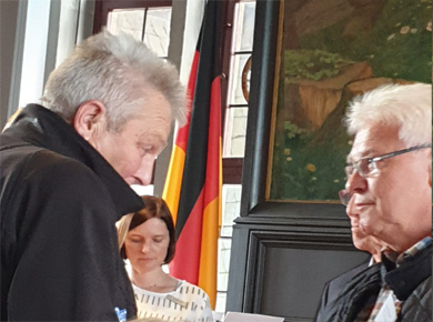 Auch PMC'ler Karl-Heinz Weinreiter bekommt im Marburger Rathaus die Ehrenamtscard überreicht