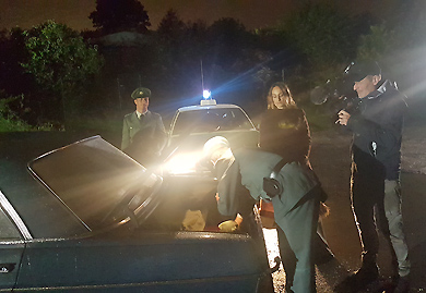 Während des Drehs zu „Die großen Kriminalfälle der Bundesrepublik“ wird der Kofferraum der Verdächtigen durchsucht und eine Bombe gefunden, im Hintergrund der Polizei-Opel aus Marburg mit Blaulicht