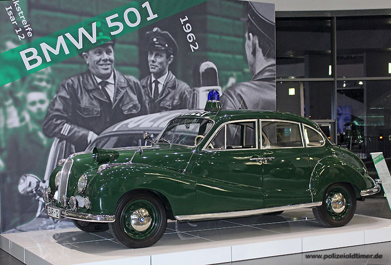 Der durch das Fernsehen berühmt gewordene BMW 501 aus dem Polizeioldtimer Museum Marburg in der Audi-Ausstellung "Razzia"