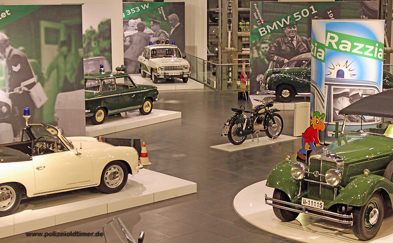 Die Ausstellung "Razzia" im Audi-Museum mobile mit Polizeioldies aus Marburg - hinten links der NSU Prinz