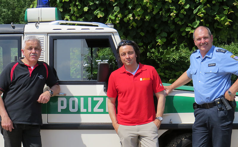 v.l. Eberhard Dersch, Rolf Klein und Hans-Peter Kaletsch mit am Amphi-Ranger aus dem Polizeioldtimer Museum