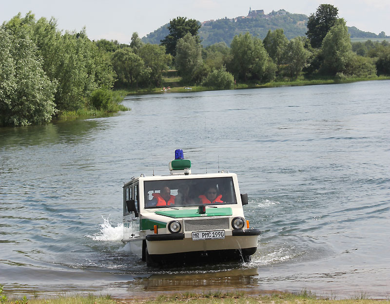 Das Amphibienfahrzeug aus dem Polizeioldtimer Museum fährt aus dem See heraus