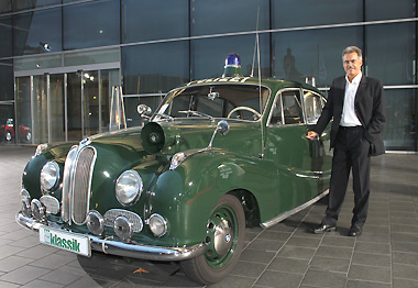 Ex-BMW-Sportchef Dr. Mario Theissen neben dem BMW 501 "Isar 12" aus dem 1. Deutschen Polizeioldtimer Museum Marburg