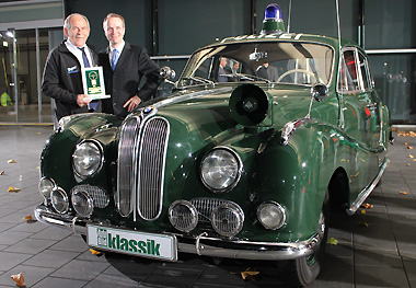 Frank B. Meyer, stellv. Chefredakteur der Auto Bild Klassik mit Hans-Heinrich Menche - mit dem "Goldenen Klassik-Lenkrad" neben der Isar 12