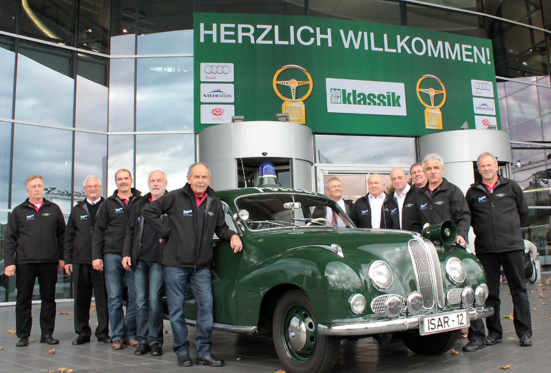 Das Team aus dem 1. Deutschen Polizeioldtimer Museum mit der "Isar 12" vor dem Audi-Forum Neckarsulm