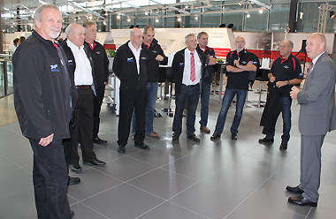 Das Team aus dem Polizeioldtimer-Museum Marburg bekam eine spezielle Führung durch das Audi-Werk in Neckarsulm, wo u. a. der Audi A8 gefertigt wird