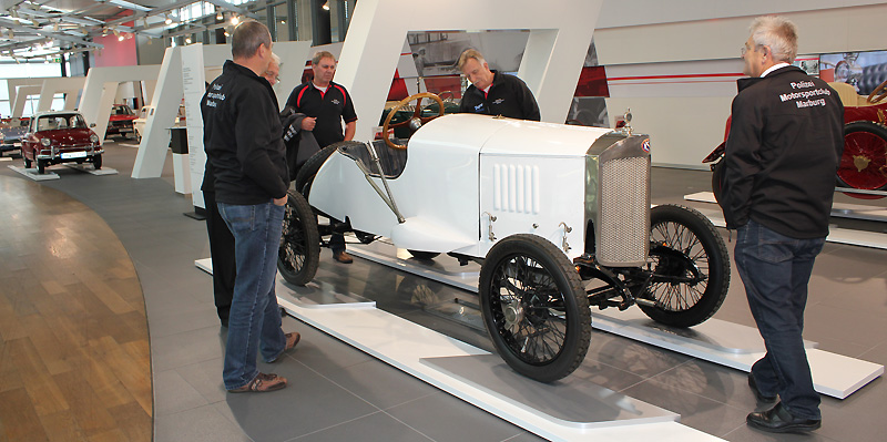 Oldtimer- und Neuwagenausstellung im Audi-Forum, bestaunt vom Museumsteam aus Marburg