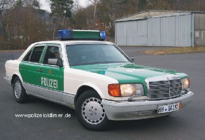 Mercedes-Benz S 420 Begleitschutzfahrzeug der Polizei aus dem Polizeioldtimer Museum in Marburg