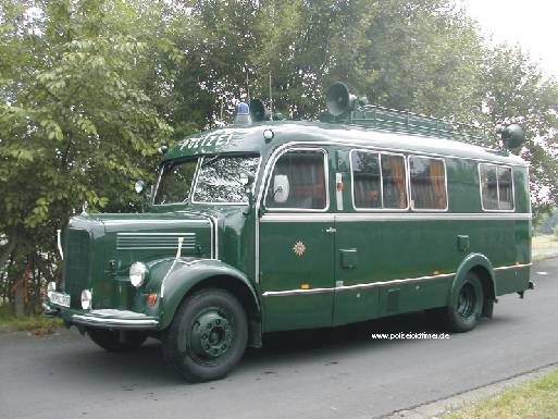 Daimler-Benz, Typ 3500/42 -Polizei Fernmeldebetriebsbus- aus dem Polizeioldtimer Museum in Marburg
