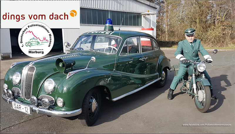 Sie stehen für die Filmaufnahmen für die Sendung "Dings vom Dach" des HR bereit, Eberhard Dersch mit der BMW R 27 und dem BMW 501 aus dem 1. Deutschen Polizeioldtimer Museum in Marburg 