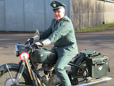 Eberhard Dersch in historische Polizeiuniform auf der Polizei-BMW R27