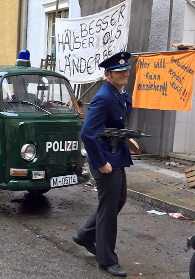 Sogar Polizeibeamte mit Maschinenpistolen kommen in dem Film "Bella Germania" in dieser Szene zum Einsatz - transportiert wurden sie im VW Bulli aus dem Polizeioldtimer Museum in Marburg