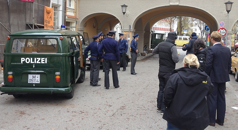 Rund um die beiden Einsatzfahrzeuge der Polizei füllt sich mehr um mehr der Drehort in München zum Dreh von "Bella Germania"