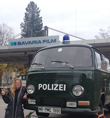 Der VW T2 aus dem 1. Deutschen Polizeioldtimer Museum Marburg vor den Toren von Bavaria Film