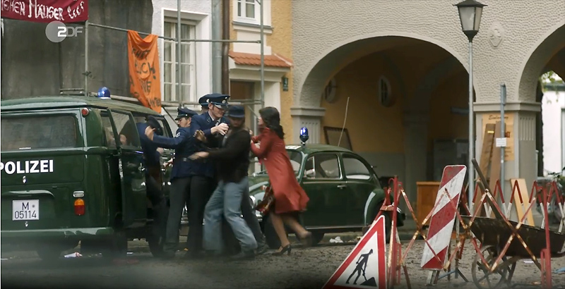 Hier die anschließende Action-Szene mit unserem Polizei VW-Bus als Screeshot aus dem Film "Bella Germania"