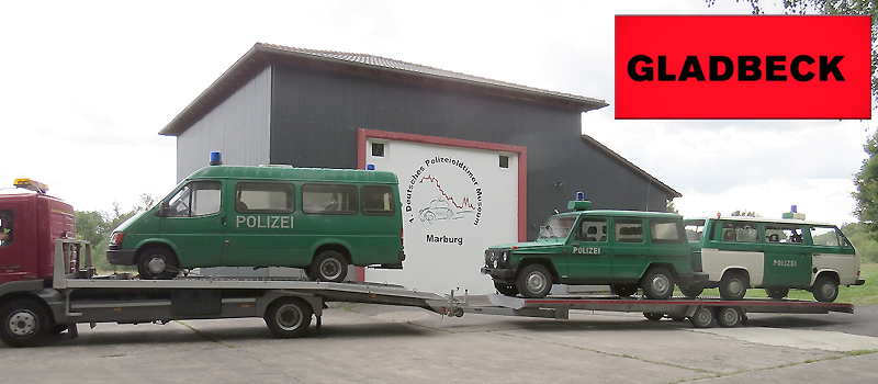 Die drei historischen Polizeifahrzeuge aus dem 1. Deutschen Polizeioldtimer Museum in Marburg sind verladen und auf dem Weg zu Filmaufnahmen zum ARD-Film über die Geiselnahme in Gladbeck 